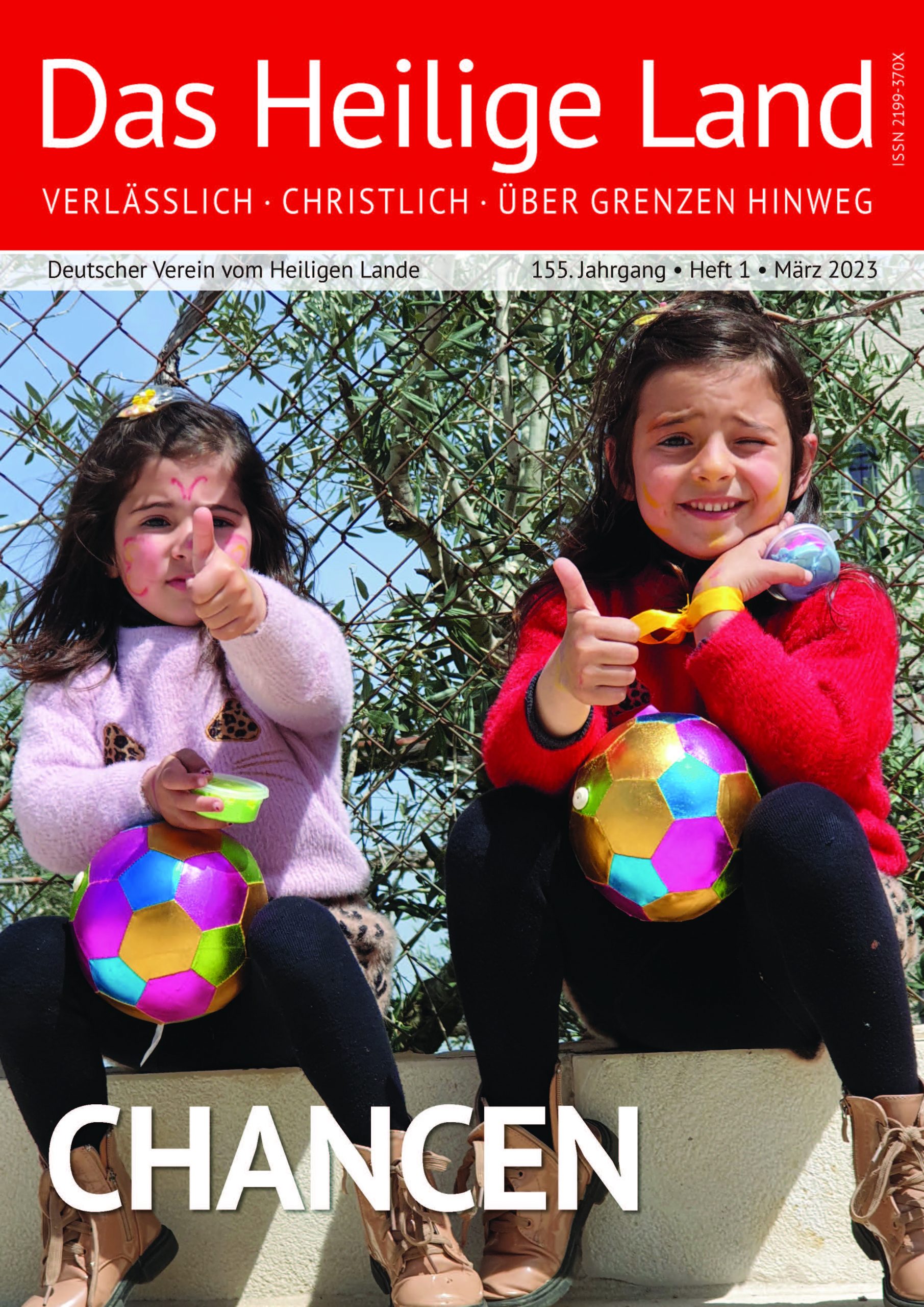Zu sehen ist das Cover unseres Mitglieder-Magazins, die Ausgabe 1-23. Darauf zu sehen sind zwei Mädchen, die den Daumen hochstrecken und einen Ball halten.