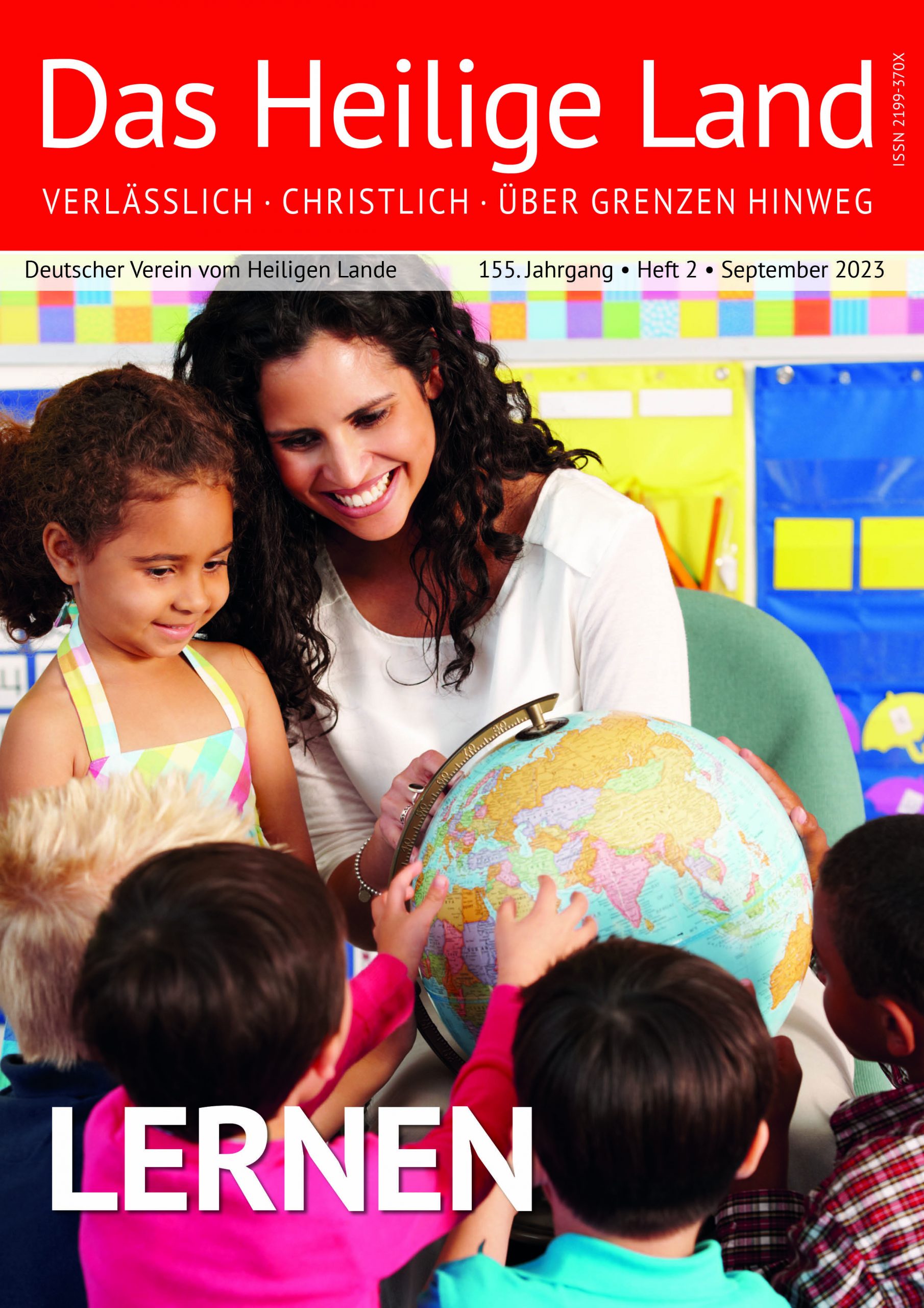 Zu sehen ist das Cover unserer Mitglieder-Magazin-Ausgabe 2-23. Darauf ist eine Frau zu sehen, die mehreren Kindern etwas auf einem Globus zeigt.